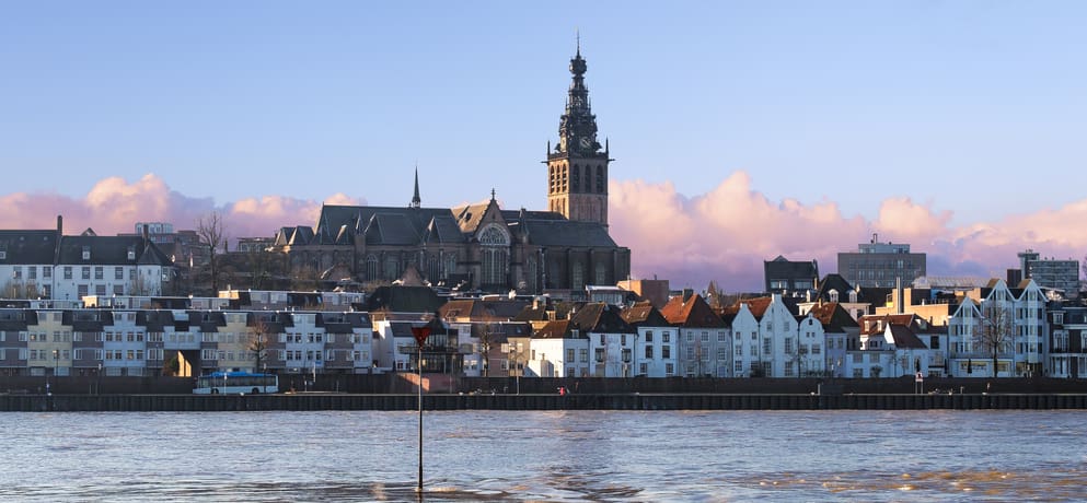 Uitkijken op rivier de waal in Nijmegen