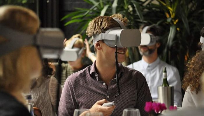 VR bedrijfsuitje aan tafel